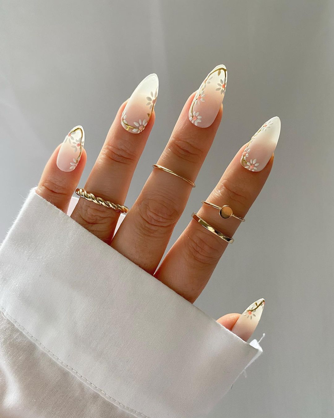 https://www.prettysweetprintables.com/wp-content/uploads/2023/03/Daisy-Chain-Nails.jpg?ezimgfmt=ng%3Awebp%2Fngcb3