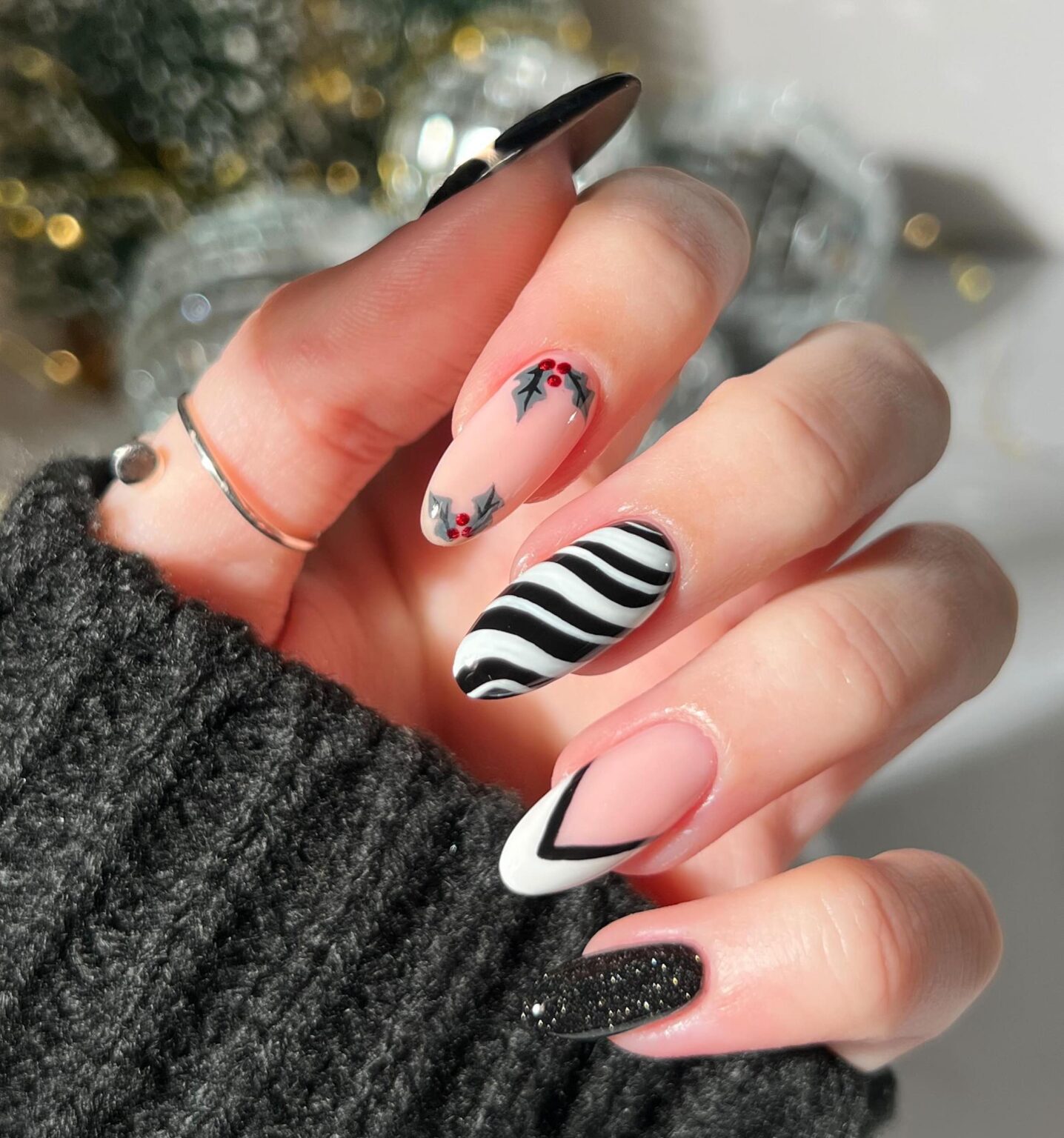 43 Festive Christmas Nail Designs To Wear For the Holidays | Pretty Sweet Printables