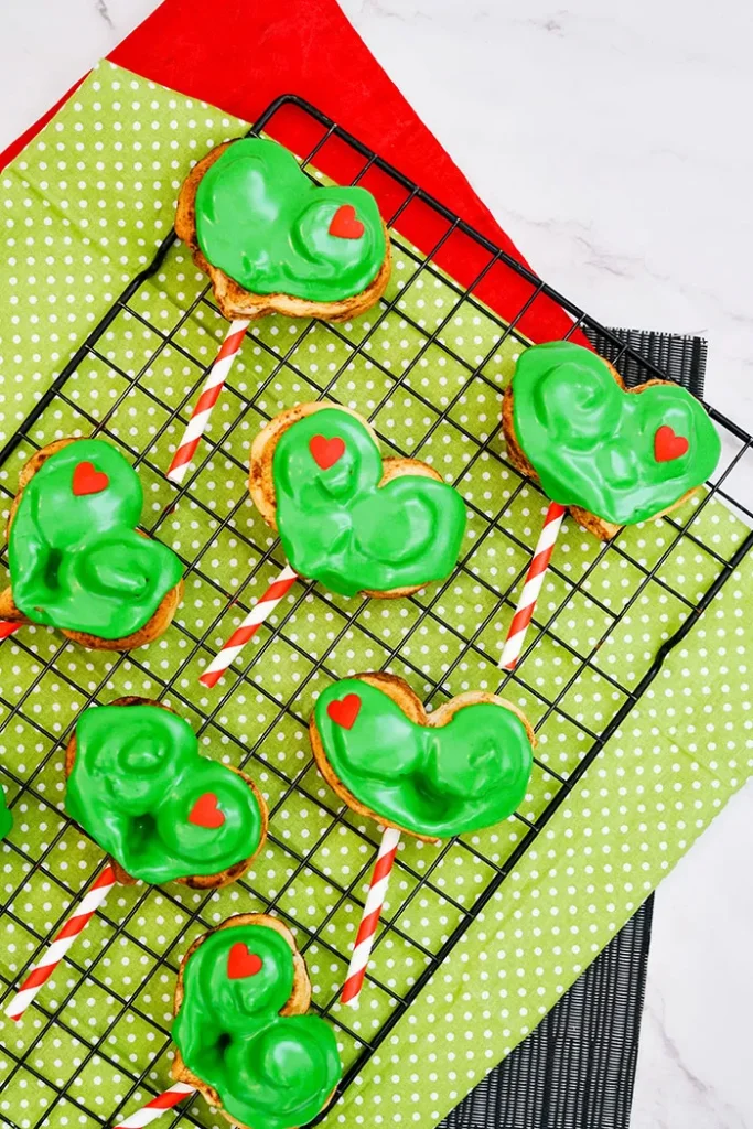 grinch cinnamon rolls